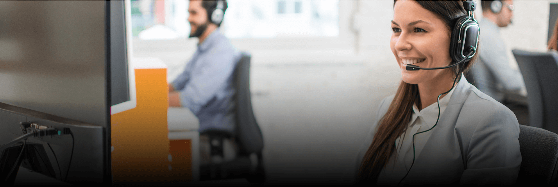 mujer atendiendo una llamada telefónica de servicio al cliente